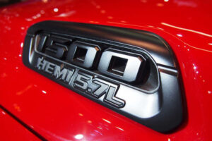 Svarta ”1500 / 5.7L HEMI” emblem | motorhuv