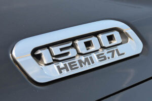 Kromade ”1500 / 5.7L HEMI” emblem | motorhuv
