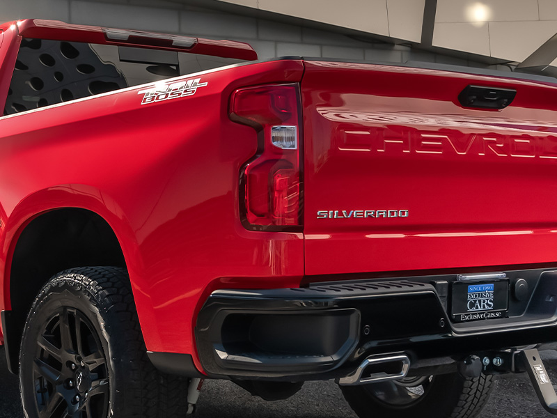 Bild snett bakifrån på en Chevrolet.