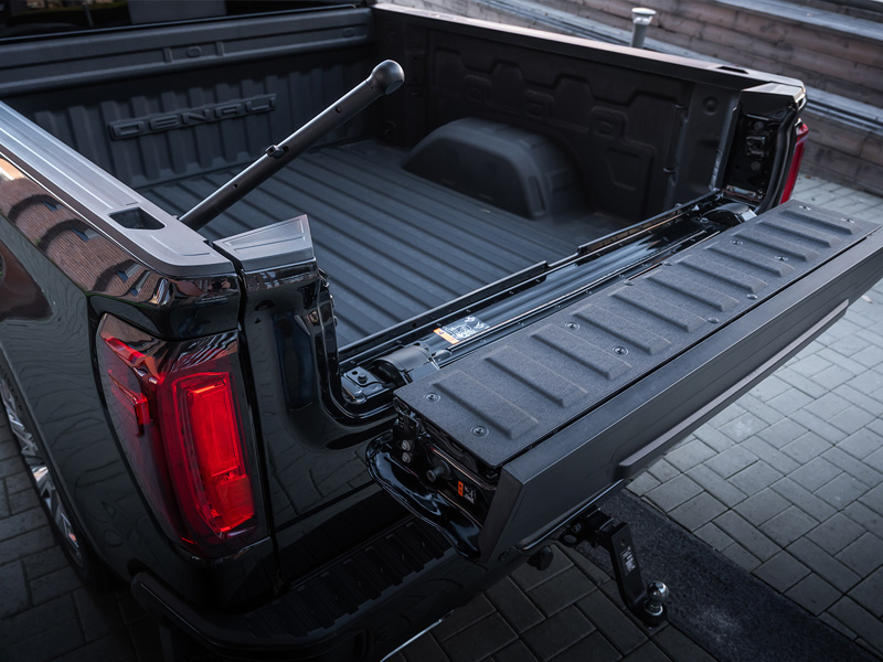 Den nedfällda bakluckan på en pickup-truck ger enkel åtkomst till lastutrymmet.