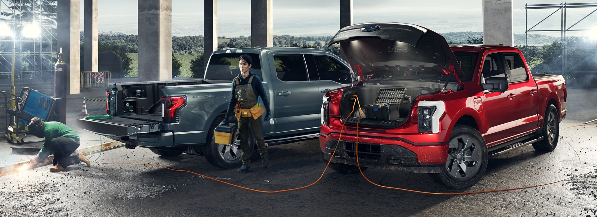 Bild som illustrerar två ford f150 lightning samt två arbetande mekaniker.