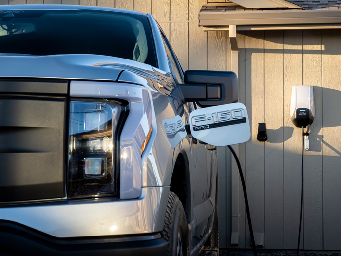 laddstation hemma som laddar en ford Ev