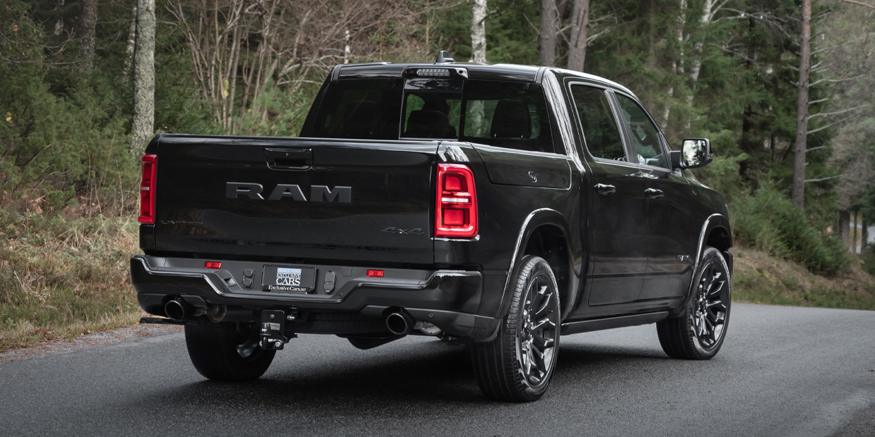 Tre kvart bild höger bak på en Ram Trucks körandes på väg.
