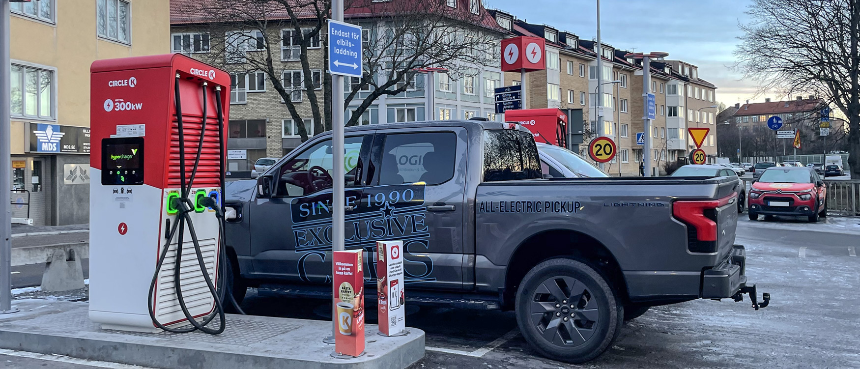 Exclusive Cars Ford f150 som laddar vid en Circle K laddstation.