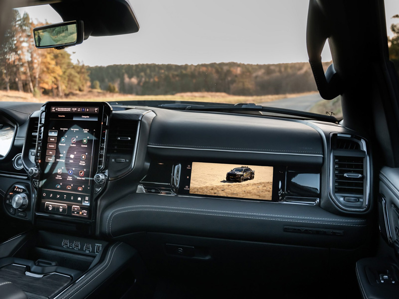 Höger front panel och inredning samt med KLASSEXKLUSIV 10.25″ PASSAGERARSKÄRM